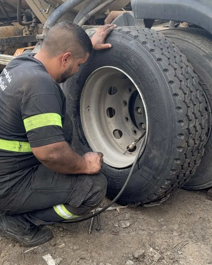 Gui calibrando o pneu de um caminhão