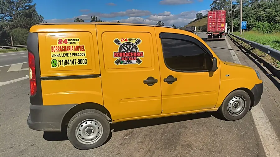 Carro da Borracharia Móvel Du Gui no acostamento da rodovia